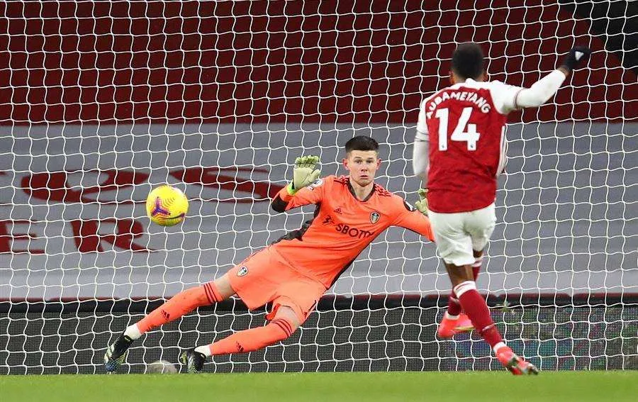 Pierre Emerick Aubameyang tirando ante el Leeds