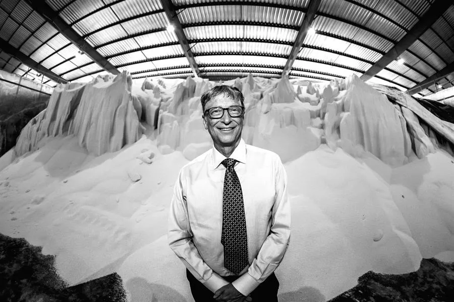 Bill Gates en una centra de fertilizantes en Tanzania