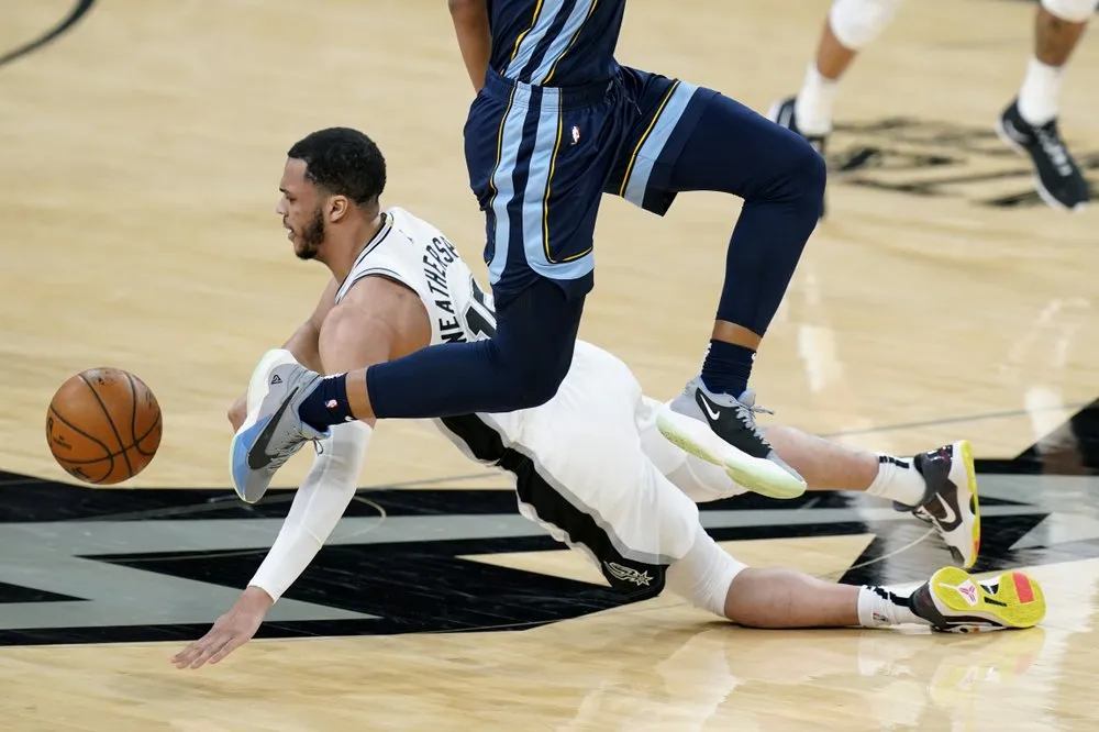 AP Weatherspoon, en acción con los Spurs