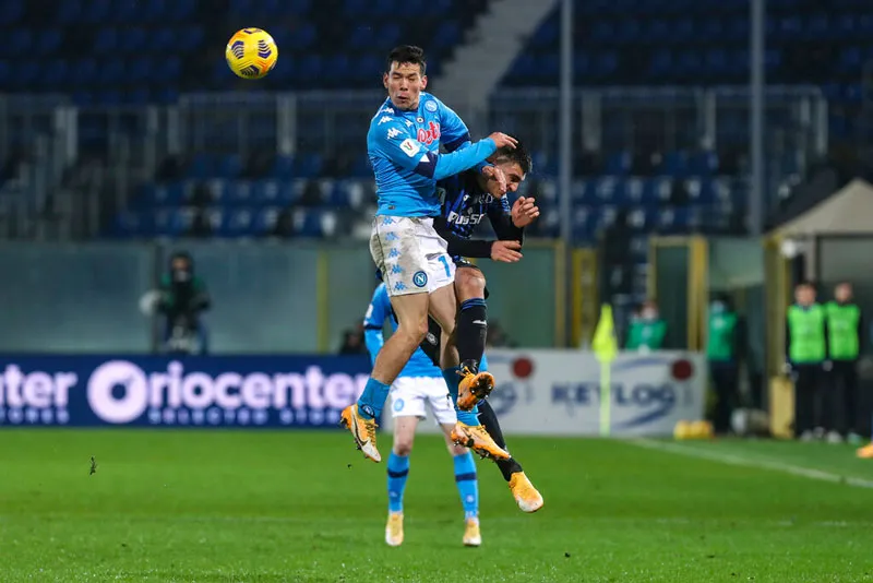 El mexicano en acción con el Napoli