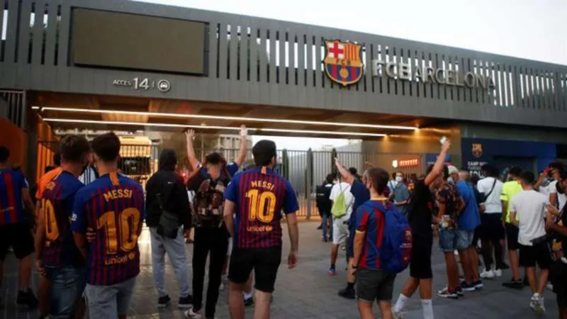EFE Seguidores culés en los alrededores del Camp Nou