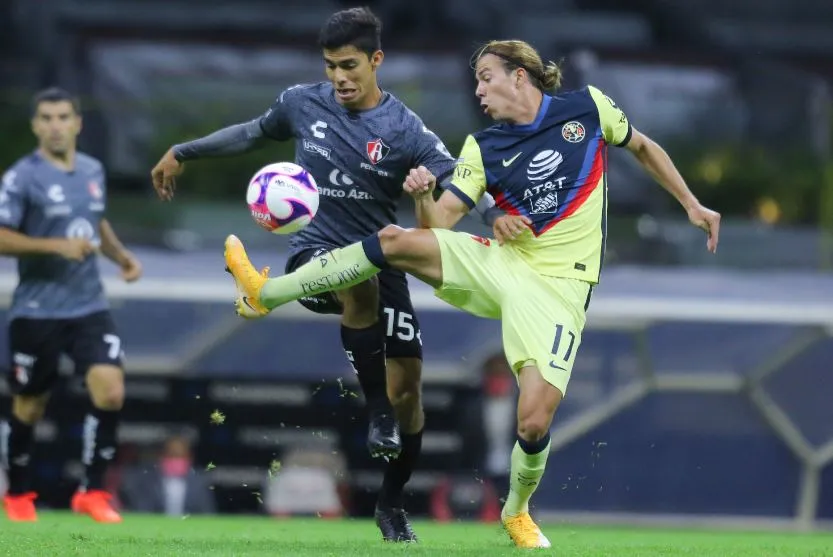 Diego Barbosa y Sebastián Córdova, luchan por la redonda