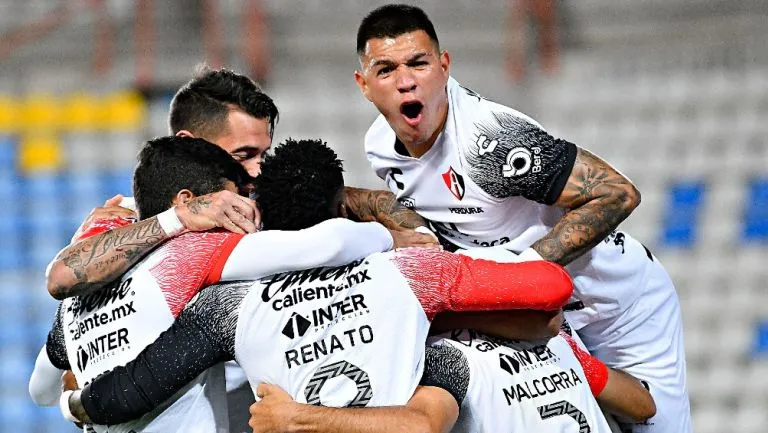 Jugadores del Atlas celebran con Víctor Ignacio Malcorra su anotación