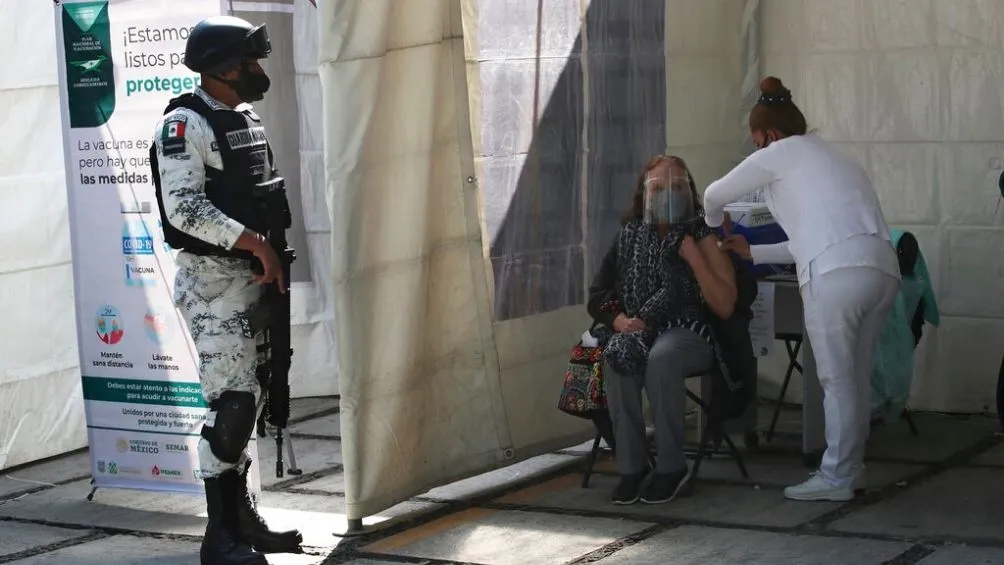 Comenzó vacunación de adultos mayores en México