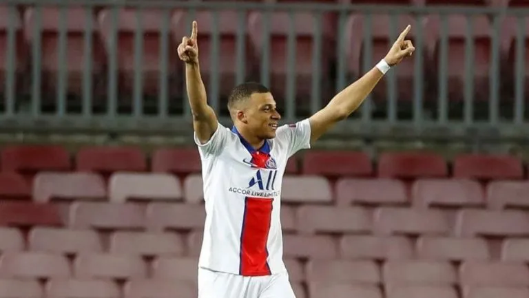 EFE Mbappé superó al Barcelona