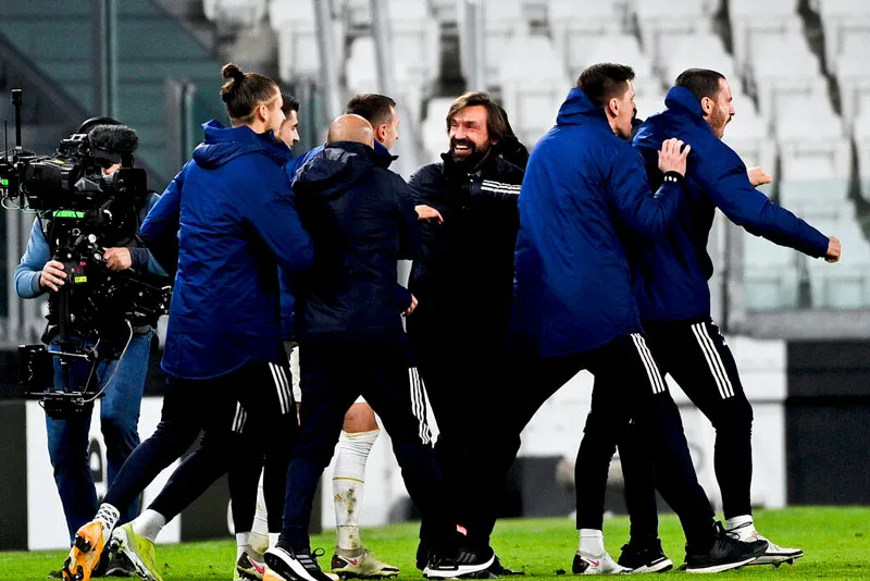 El técnico de la Juventus celebrando con sus jugadores