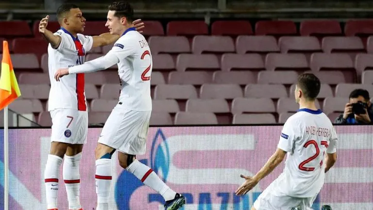 Jugadores del PSG festejan un gol ante Barcelona