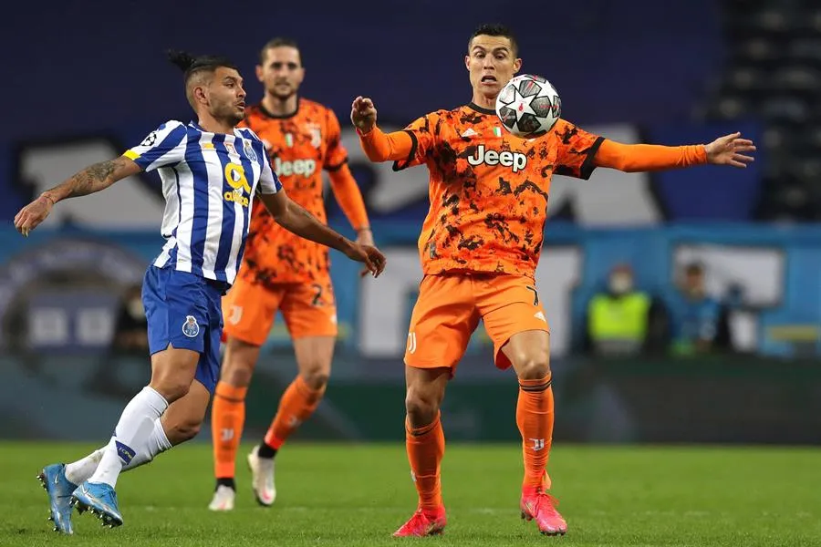 EFE Tecatito y CR7 luchan por la esférica