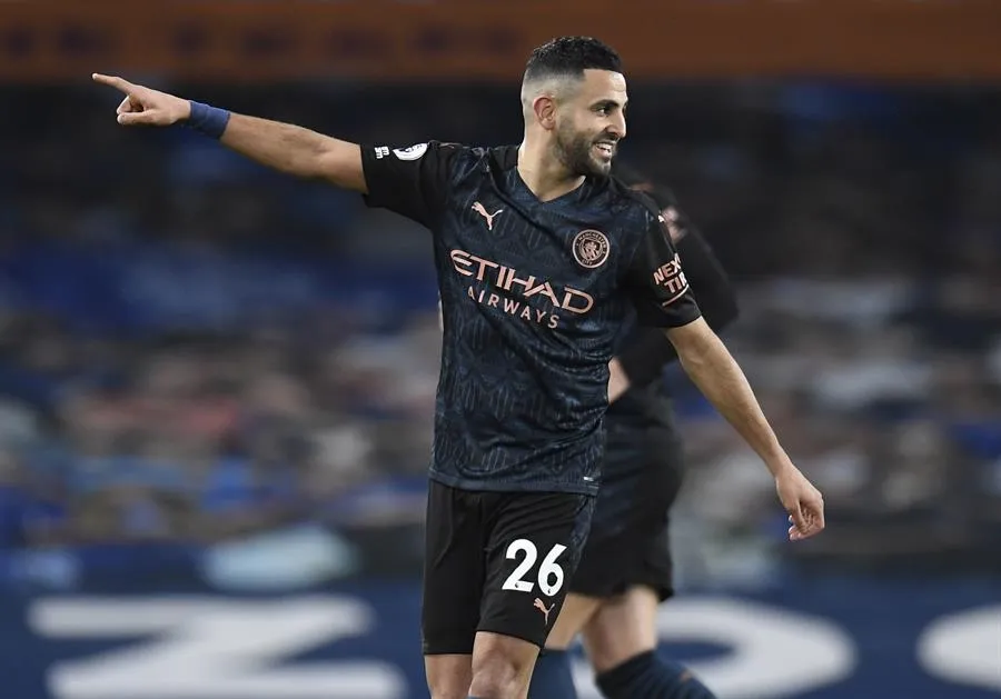 Riyad Mahrez celebra gol ante el Everton