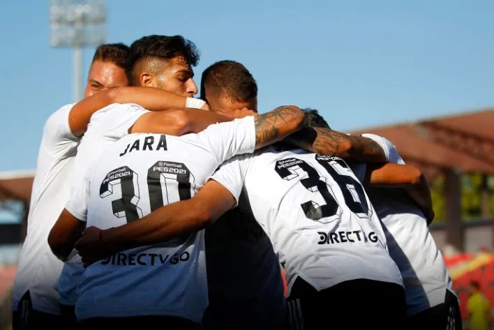 Colo Colo celebra el gol que los salva del descenso