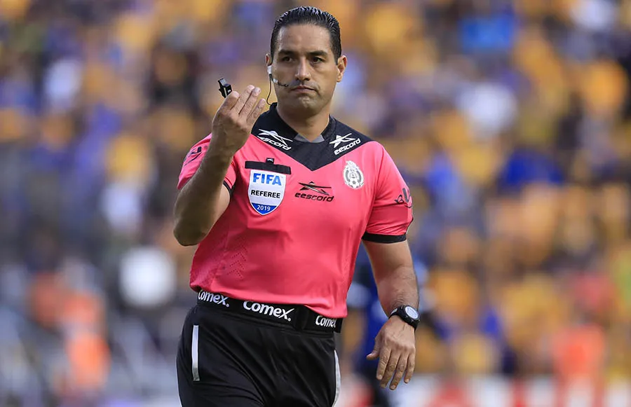 Roberto García Orozco en partido de Liga MX