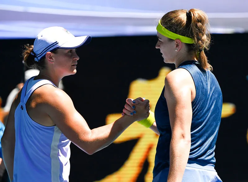 Las tenistas se saludan después del partido