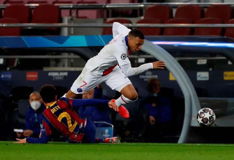 EFE Mbappé y Dest en el juego entre el Barcelona y el PSG