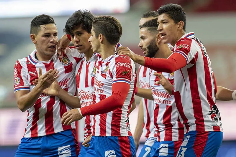 Jugadores de Chivas festejan un gol en el Estadio Akron