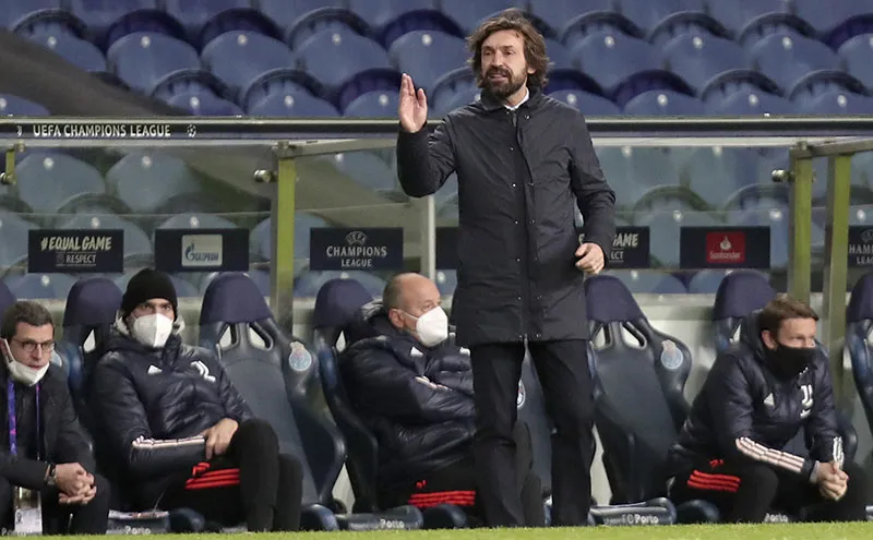 AP Andrea Pirlo da indicaciones a sus jugadores