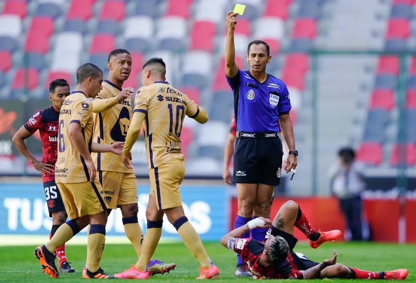 Luis Enrique, en acción en duelo Toluca vs Pumas