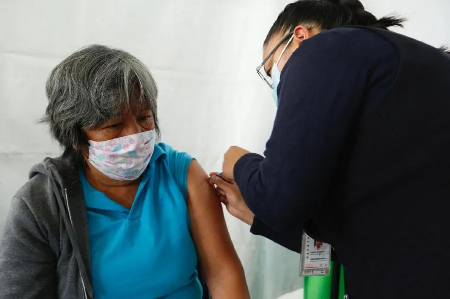 ESPECIAL Adulto mayor recibiendo vacuna contra Covid-19