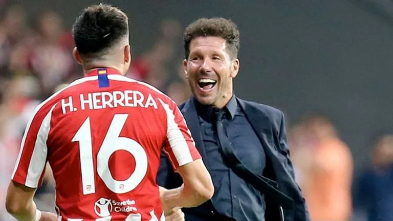 Cholo Simeone felicita a Héctor Herrera tras un gol