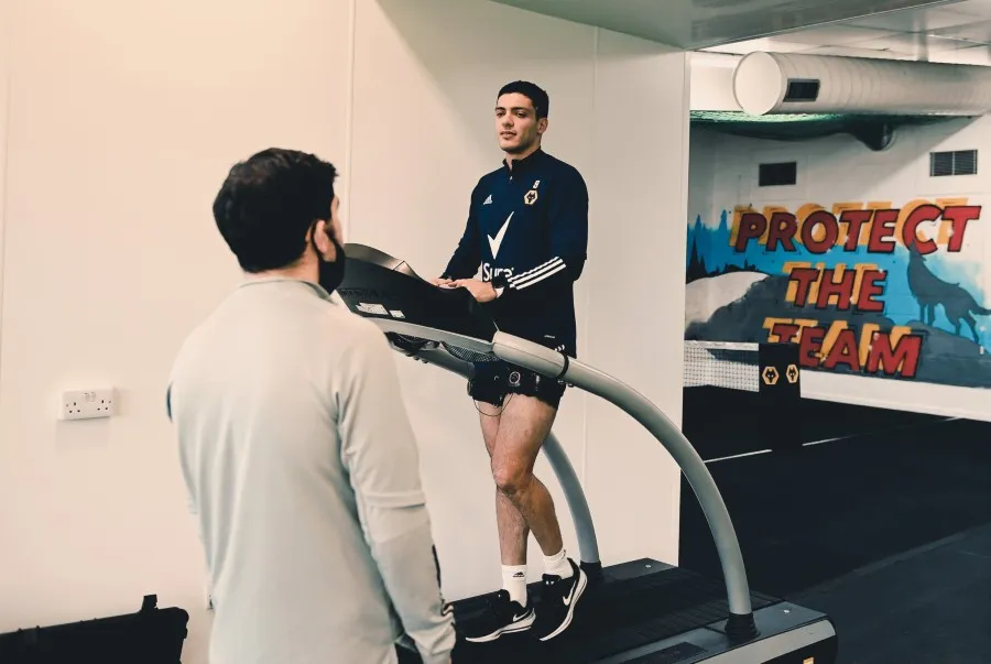 Raúl Jiménez durante su rehabilitación