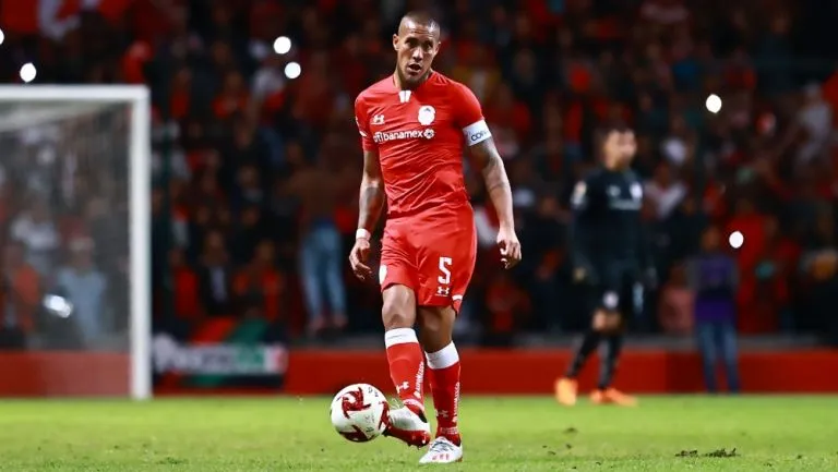Jonatan Maidana durante un partido con Toluca