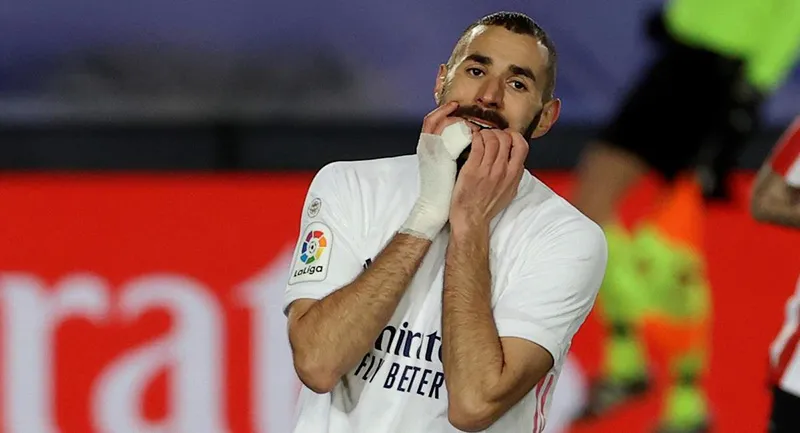 Karim Benzema durante un duelo con el Real Madrid