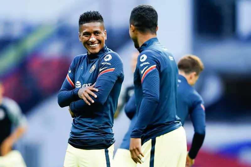 Pedro Aquino en partido con América