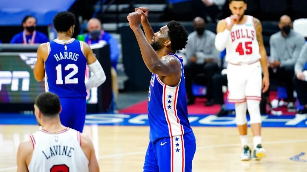 Joel Embiid festeja en la duela