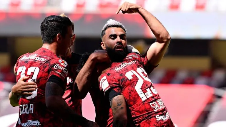 IMAGO7 Alexis Canelo festejando su gol con sus compañeros