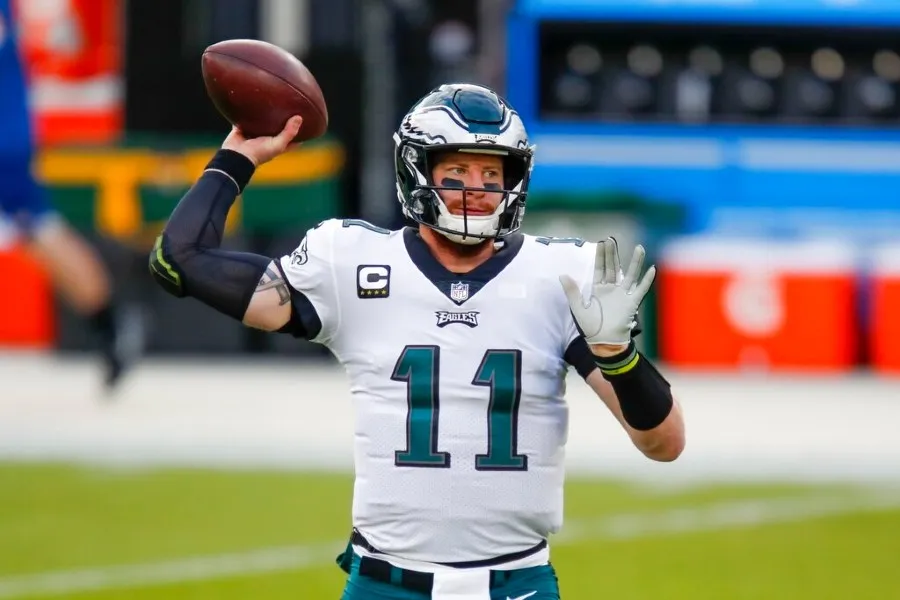 Carson Wentz durante un partido con Eagles