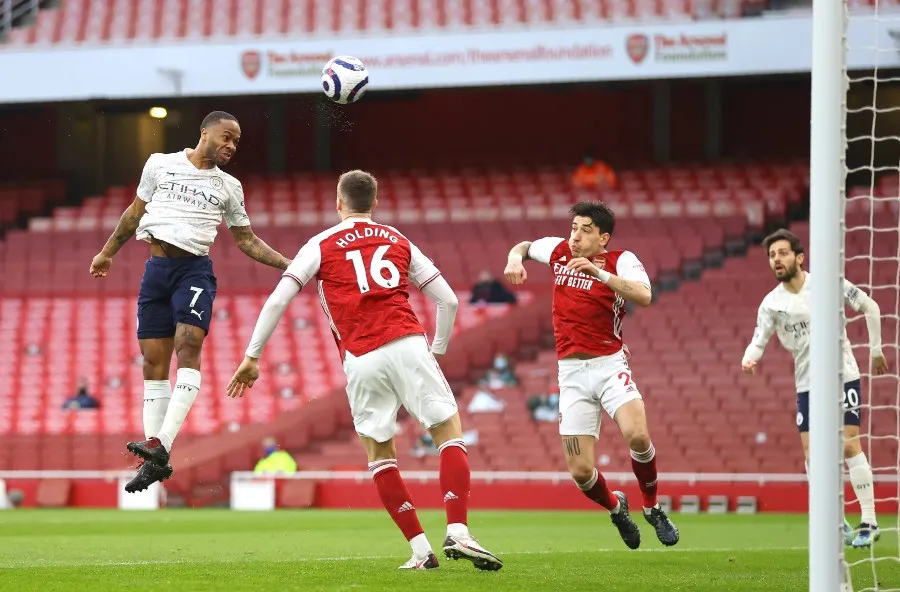 Sterling rematando de cabeza para anotar el primer gol de City