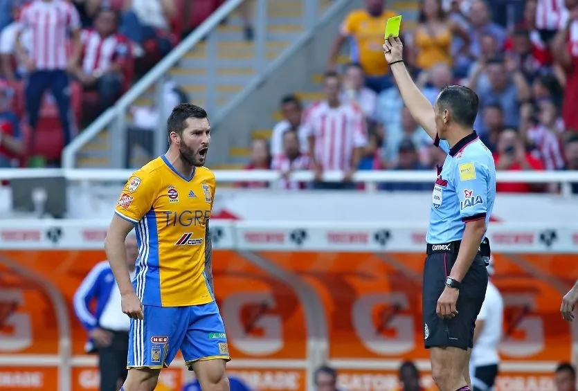 Gignac es amonestado por Santander en la Final