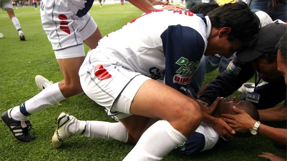 Aquivaldo Mosquera es felicitado tras el gol