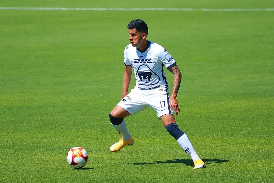 Leonel López durante un partido con Pumas