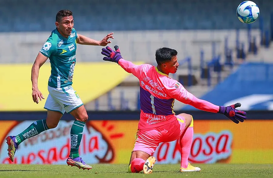 IMAGO7 Ángel Mena al vencer a Alfredo Talavera