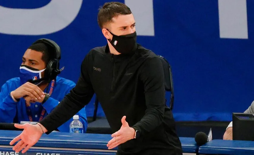 Ryan Saunders, molesto por la acción de sus jugadores