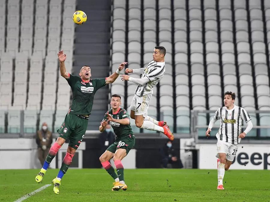 EFE Cristiano Ronaldo en remate con la Juventus