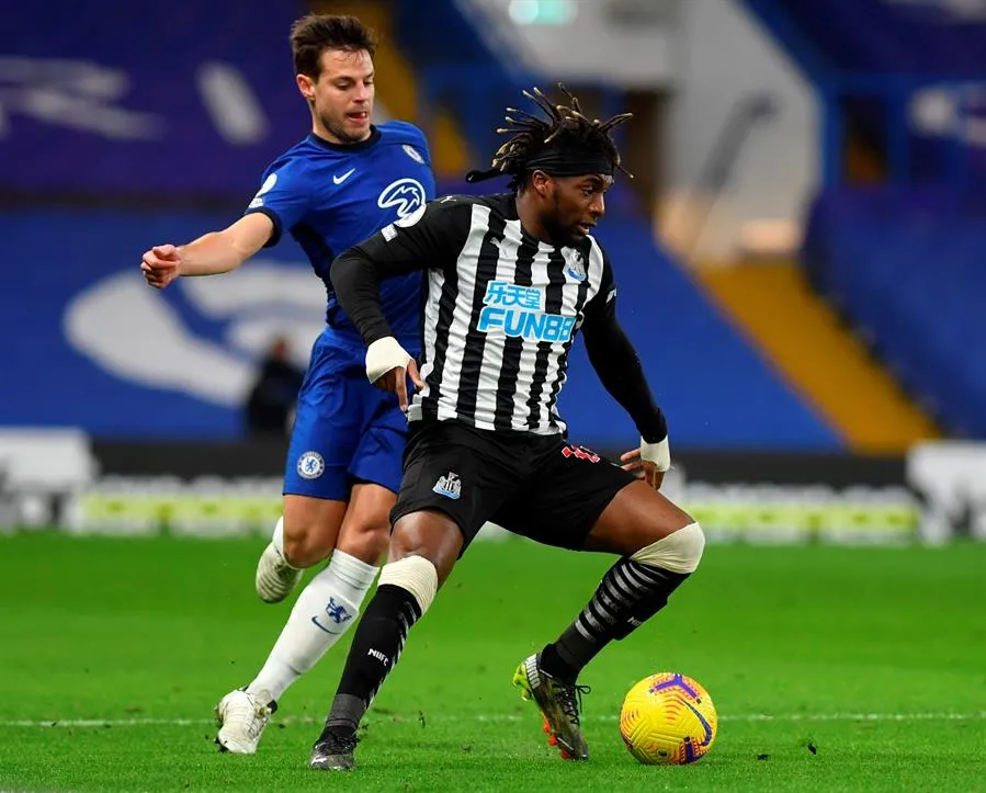 Azpilicueta marcando a Saint-Maximin