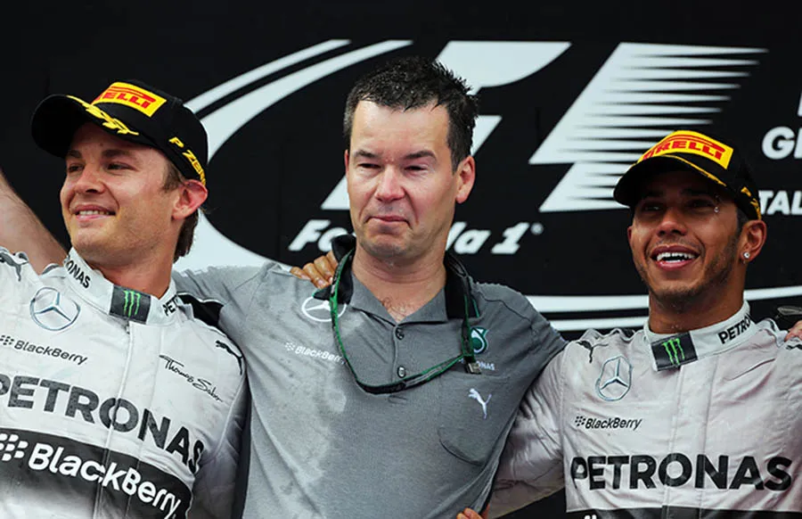 Mike Elliot (centro) con Valtteri Bottas y Lewis Hamilton