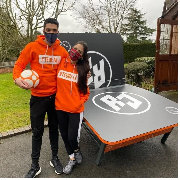 Raúl Jiménez con su esposa