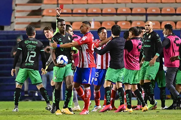 IMAGO7 Félix Torres tras su expulsión contra San Luis