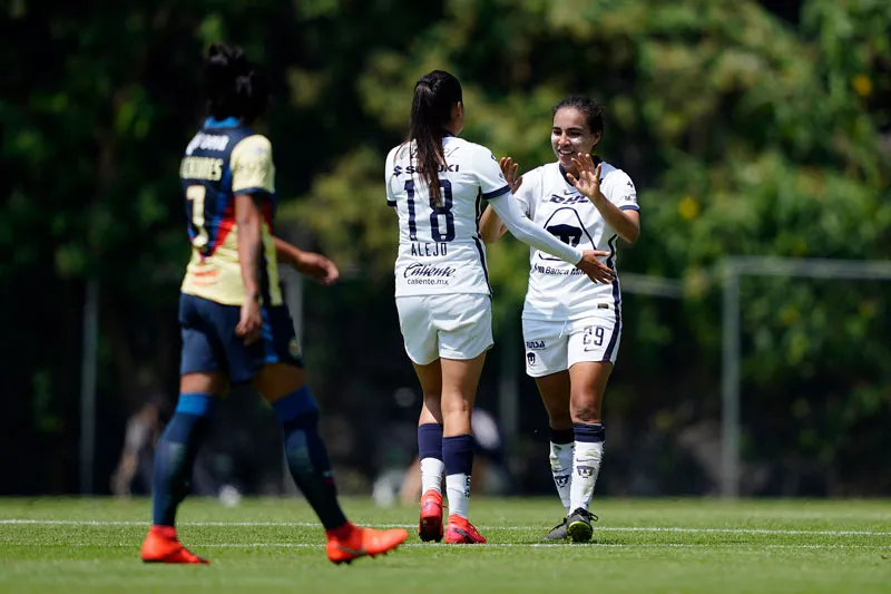 Jugadoras felinas celebran un gol ante las Águilas