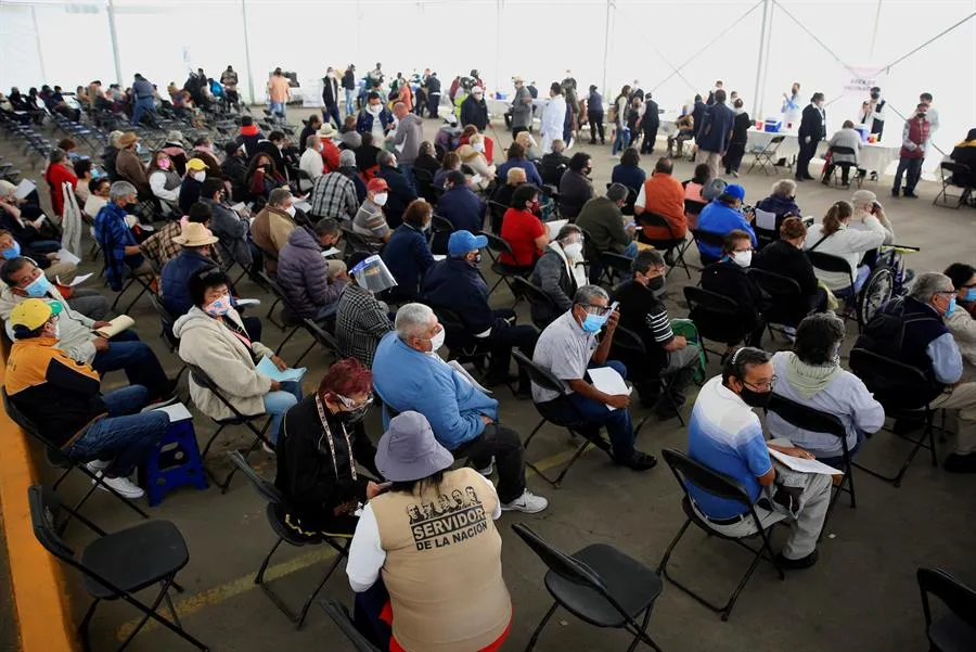 Personas esperan de vacunas contra Covid-19
