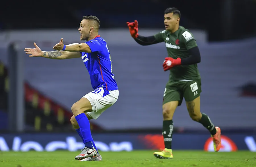 MEXSPORT Jonathan Rodríguez reclama por la intervención del árbitro en su disparo