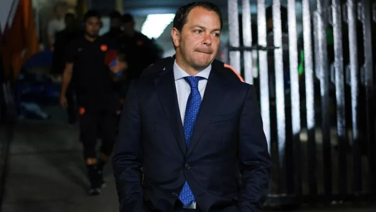 Santiago Baños llegando al Estadio Azteca