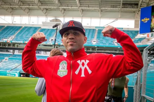 El boxeador turco Avni Yildirim posa