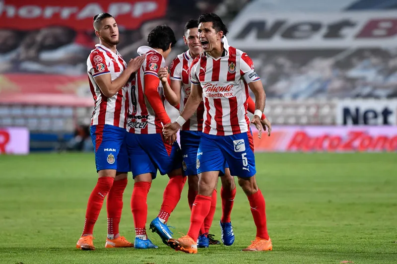 Los jugadores de Chivas celebrando un gol