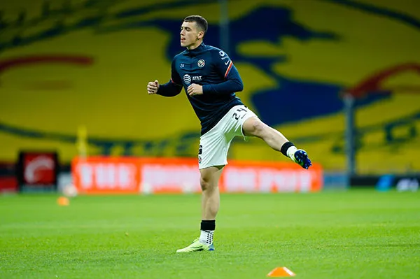 El delantero uruguayo calienta previo a un partido