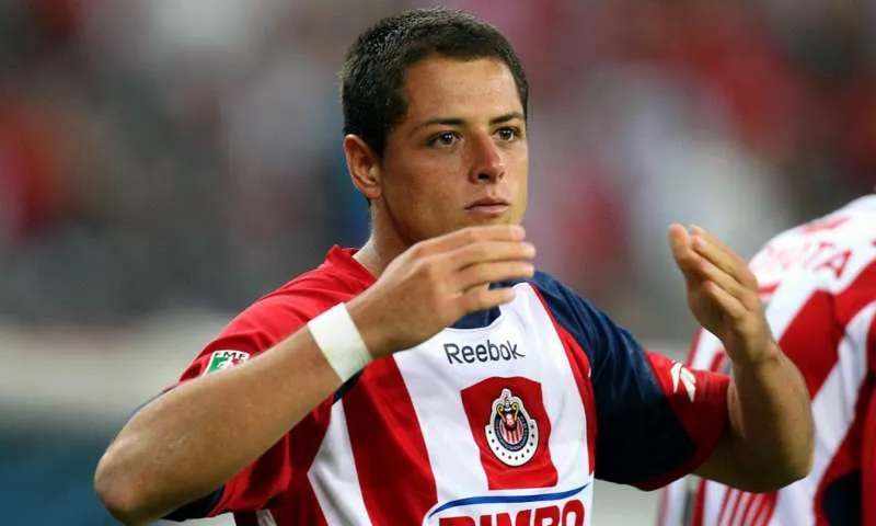 MEXSPORT Chicharito Hernández jugando con Chivas