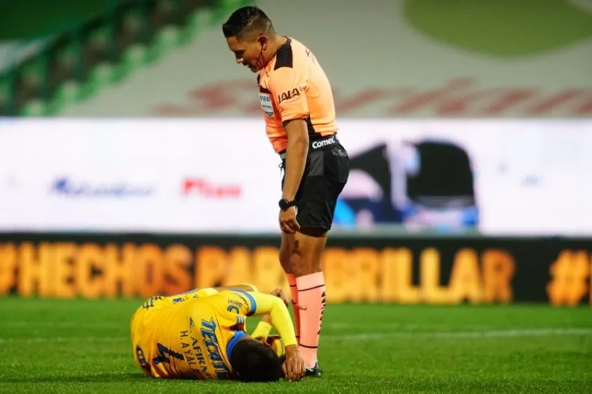 IMAGO7 Ayala se lamenta de una lesión en la Jornada 2