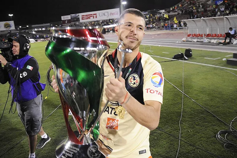 Guido levanta el trofeo de la Copa MX